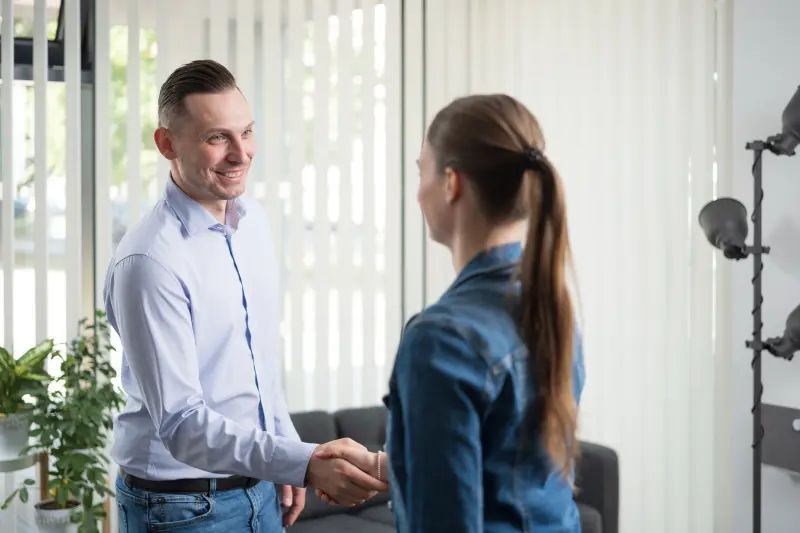 Herzlicher Handschlag bei ElevateJobs — eine Empfehlung, die sich für beide Seiten lohnt