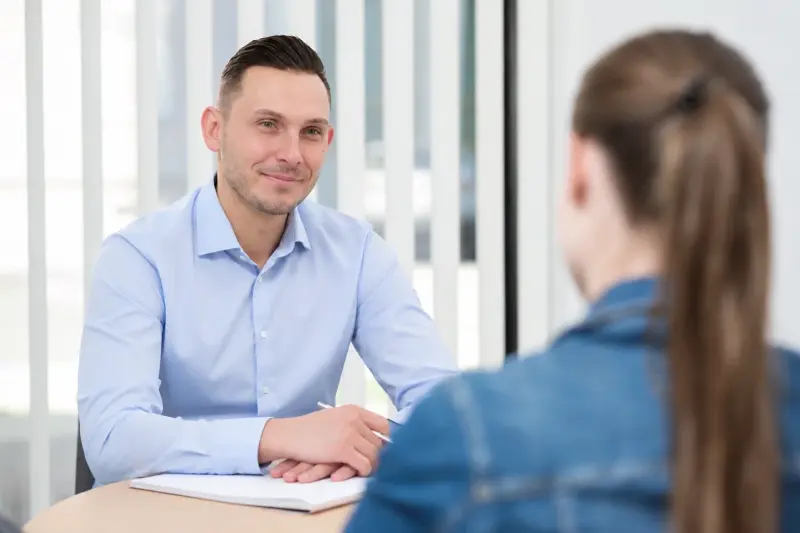 Michael Cernak im persönlichen Beratungsgespräch mit einer Bewerberin bei ElevateJobs